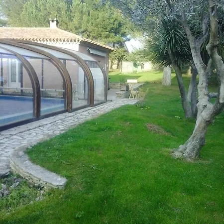 Spacieux à - Vue Sur Piscine - 90m²